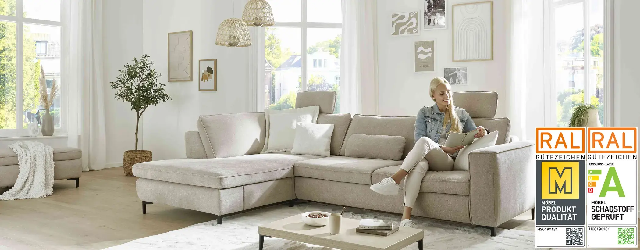 Frau sitzt auf bequemen Sofa und liest Zeitschrift